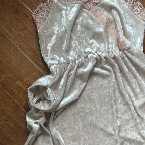 Madison & Berkeley Lace Champagne and Velvet Spaghetti Strap Dress - Picture 6 of 12